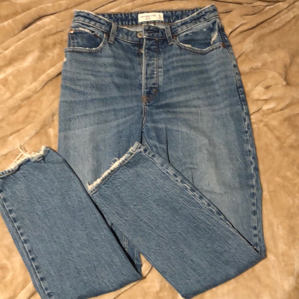 Abercrombie high rise, curve love dad jeans in medium wash ripped